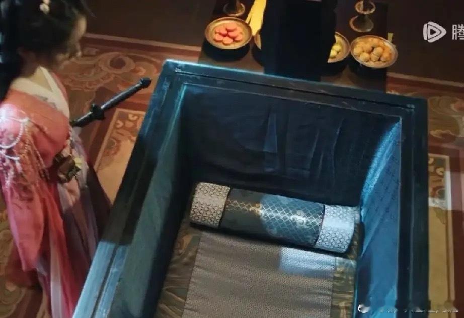 《赴山海》萧秋水究竟是被系统重启激活的还是被柳随风救回来的？？他明明躺在自家祠堂