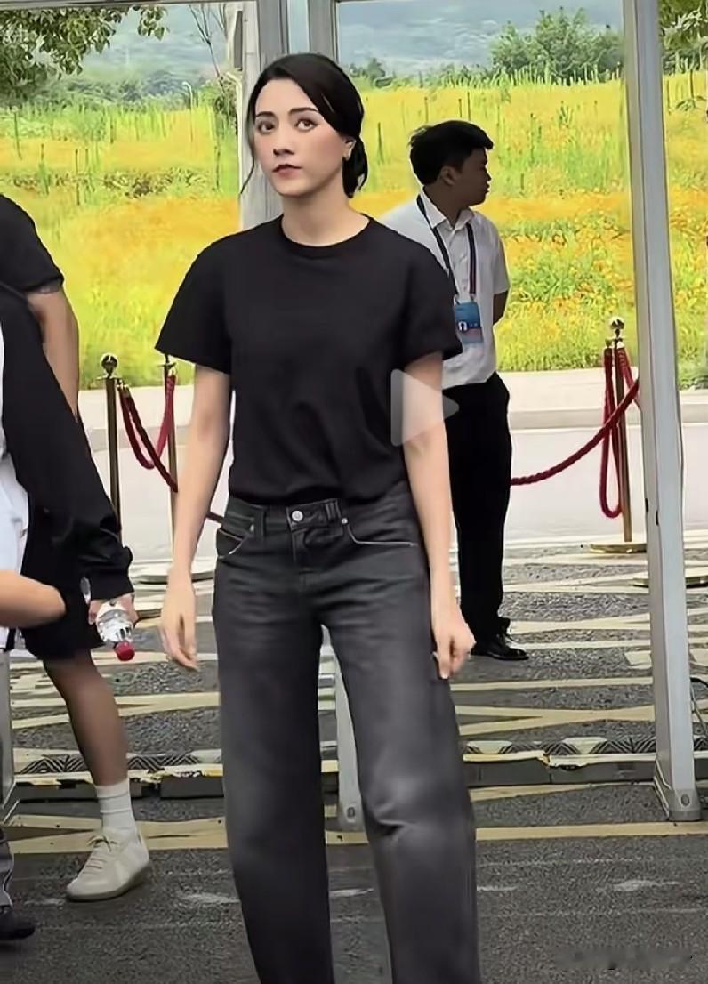 娜然确实看起来像训练有素的特工，感觉更象是女特工，霍家糊涂！说不定霍家早就清