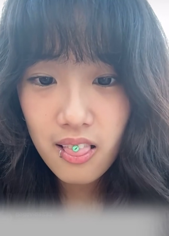 贾静雯大女儿打舌钉说话不清晰，叹：继母会管我，但我们像好闺蜜贾静雯的大女儿梧桐
