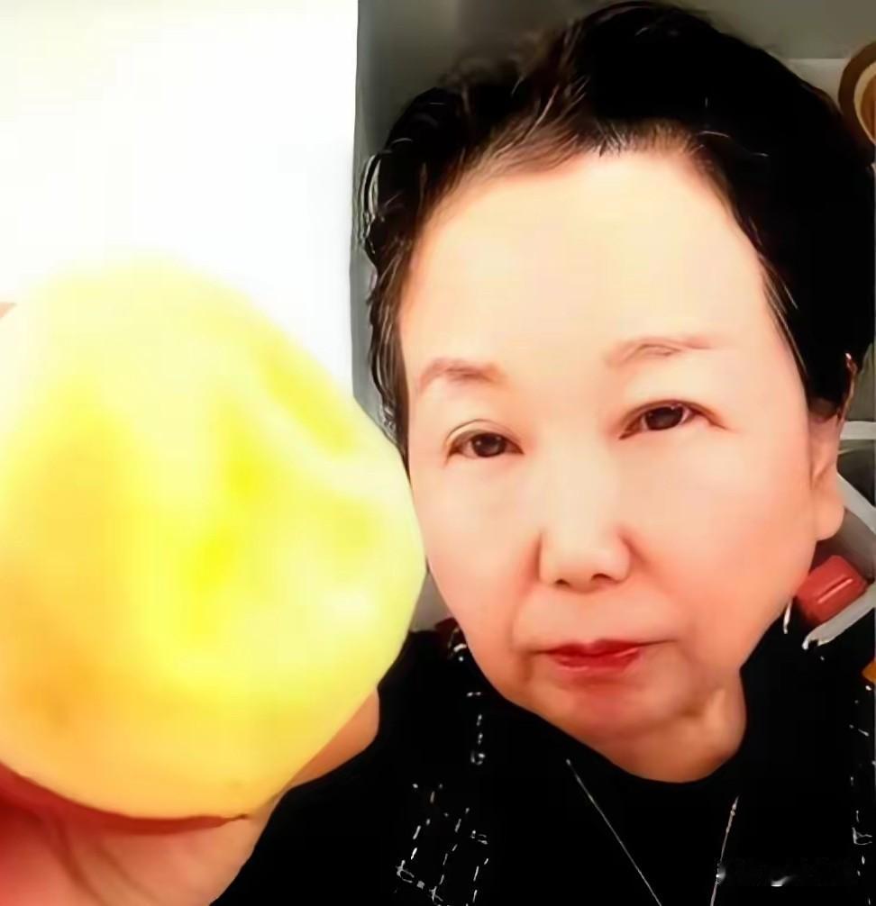 你见过直播间最离谱的“反差”吗一百多号人刷着“杜大娘加油”“我们是你后盾”，弹
