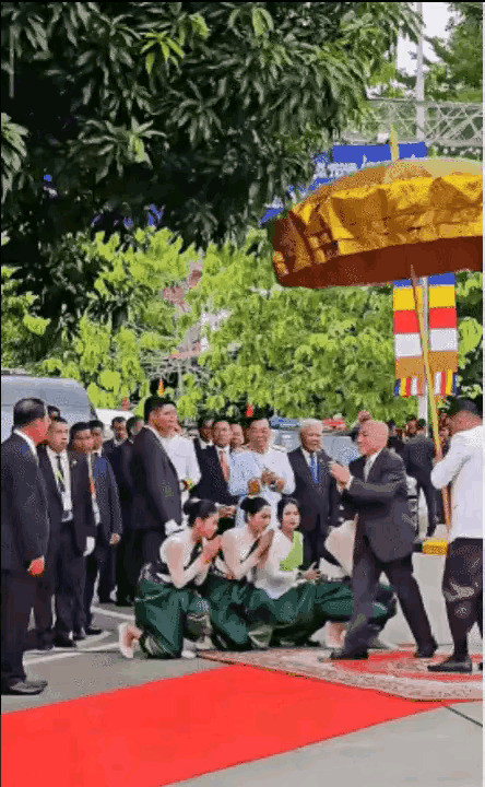 洪森拜见国王，这事儿不简单！国王扶起洪森，看似平常，实则