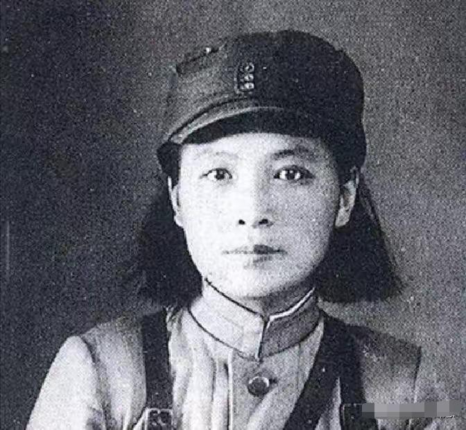 1948年底，西柏坡，三位即将改变中国命运的男人，同时接见了一个刚从敌营归来的女