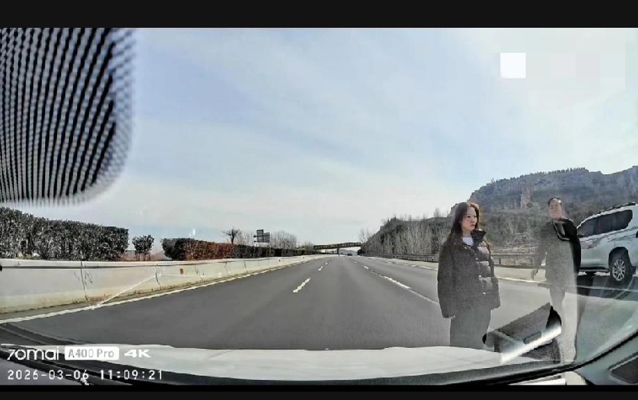 高速上惊险的一幕:视频车在中间车道正常行驶，冷不丁前方靠边停车的车上面下来一年轻