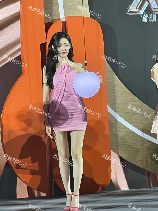 见到女星张天爱了，本人特别美，小脸大五官十分明艳大气，身材也特别好，侧脸有点儿像