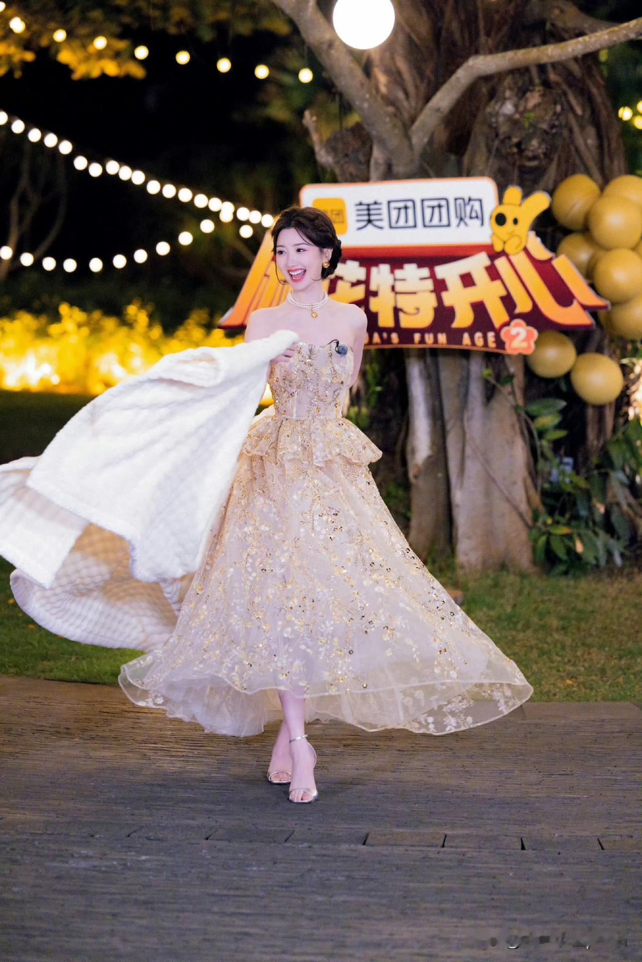 毛晓彤这张脸真是长在央视的审美点上了！更更是长在我的审美点上了