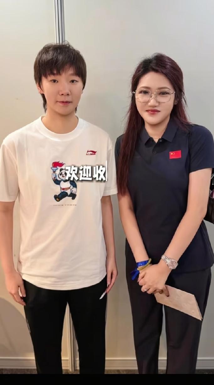 刷到这张王曼昱的最新合照，才反应过来这位女士是闫安的妻子。之前还刷到过她和王楚