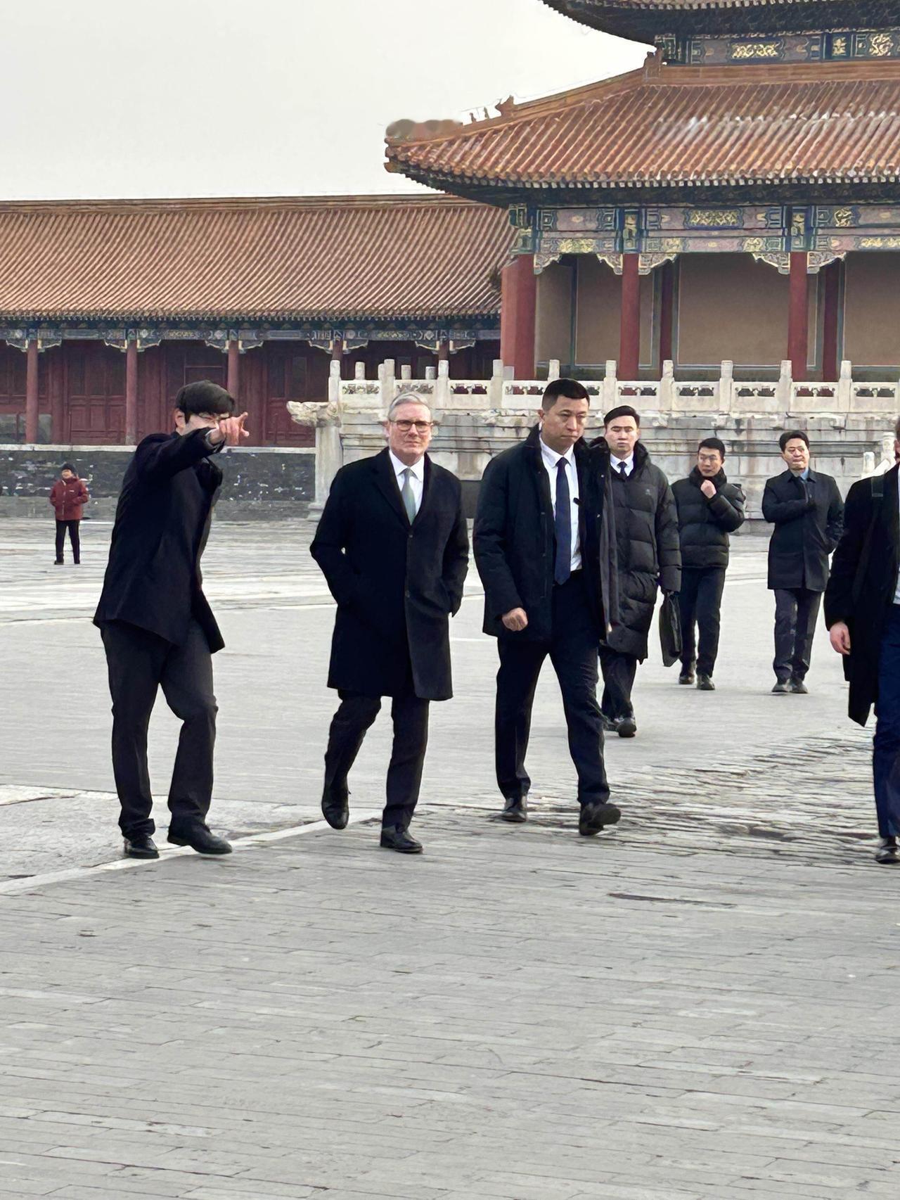 故宫里一片西装革履的人，英国首相也来看我们的伟大建筑，名胜古迹早已印在，中国明星