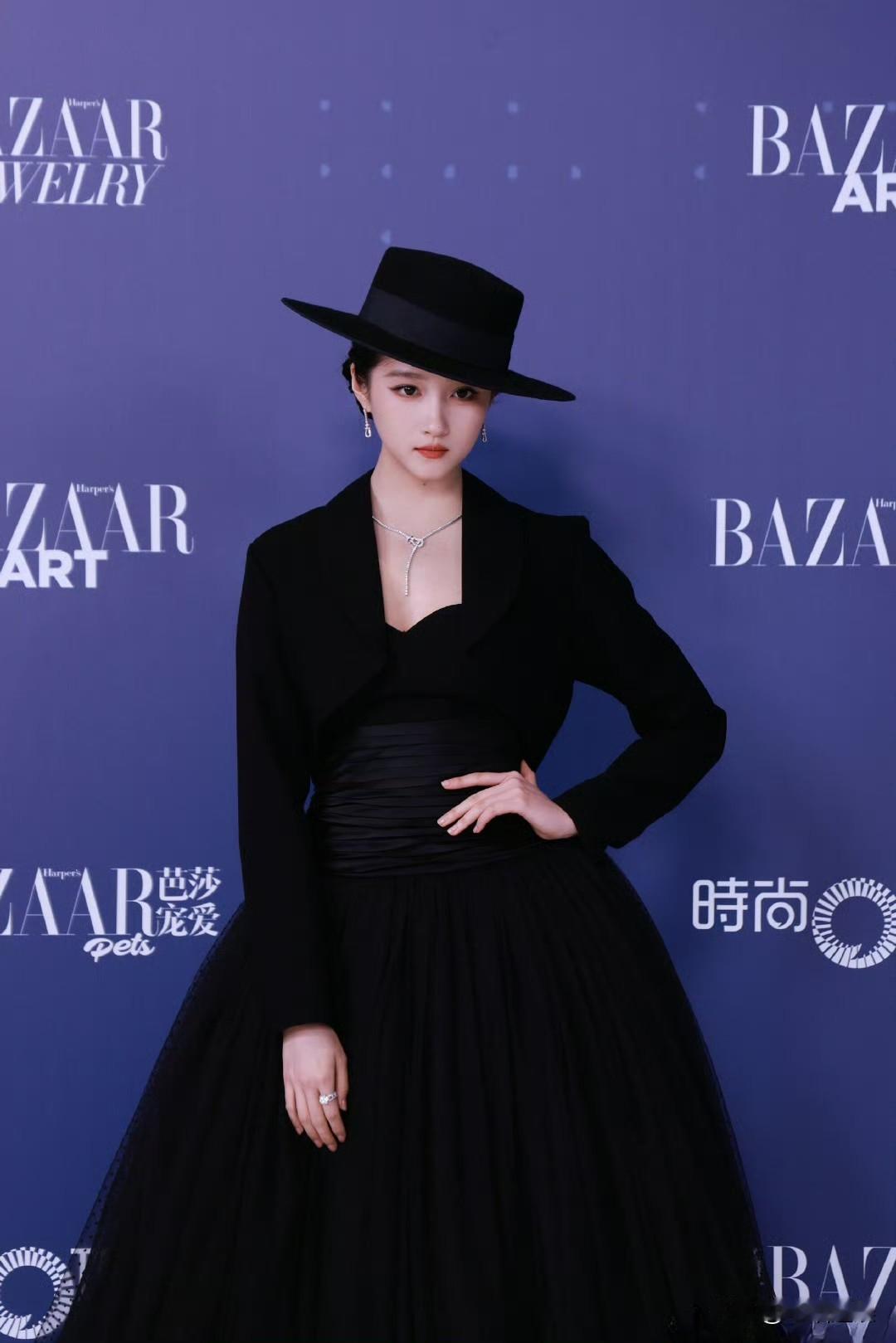 第一次被关晓彤的红毯美到！冲浪间以为自己眼花了？然而，定睛一看，这气场二米八