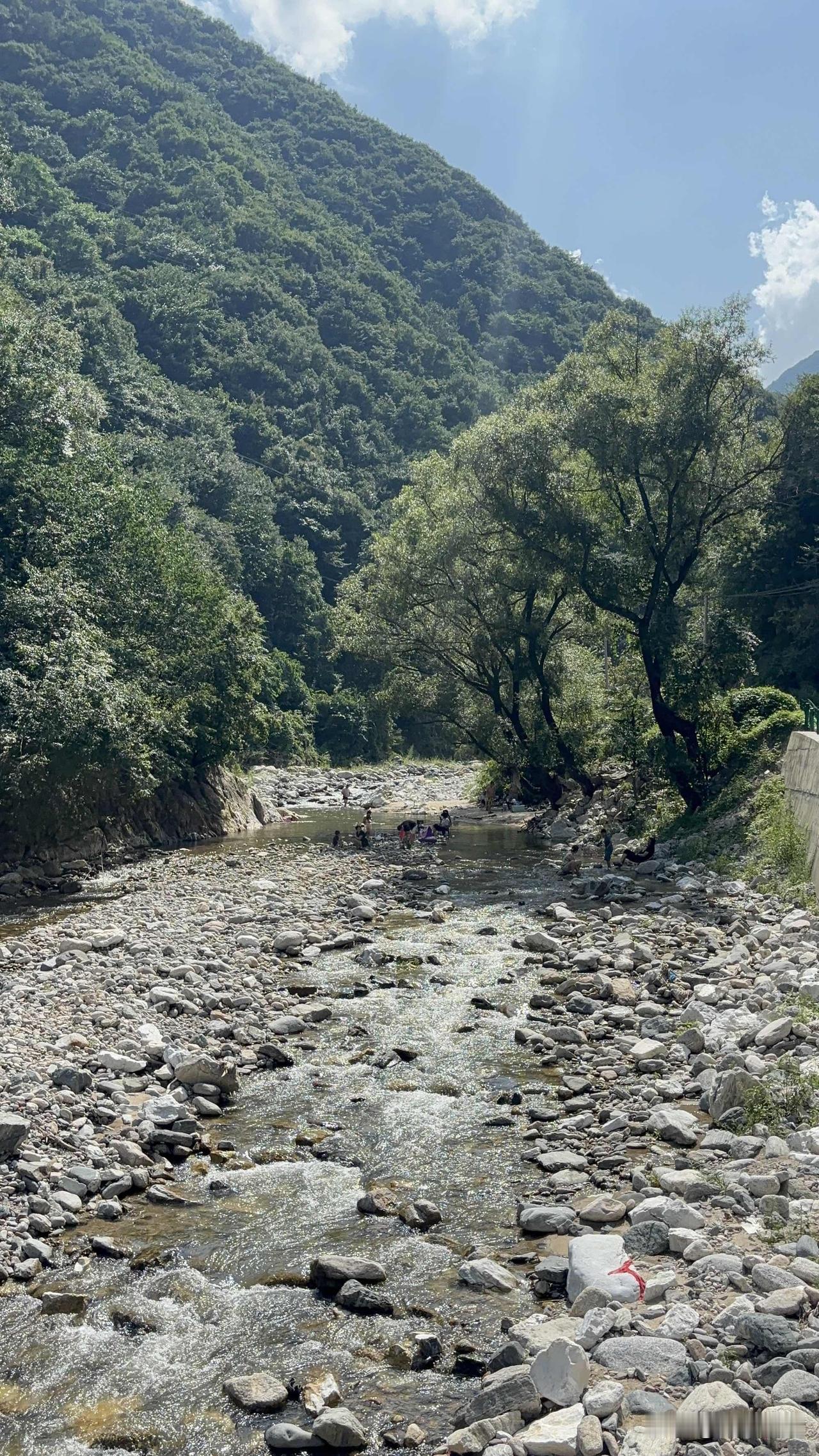 蓝田辋川西采峪河随拍，这是7月25日拍的，那会比较热，有些游客来这里避暑，现在天