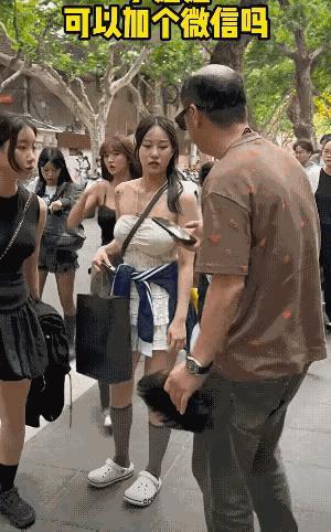 秃头男的伤感。感觉女生没有秃头。