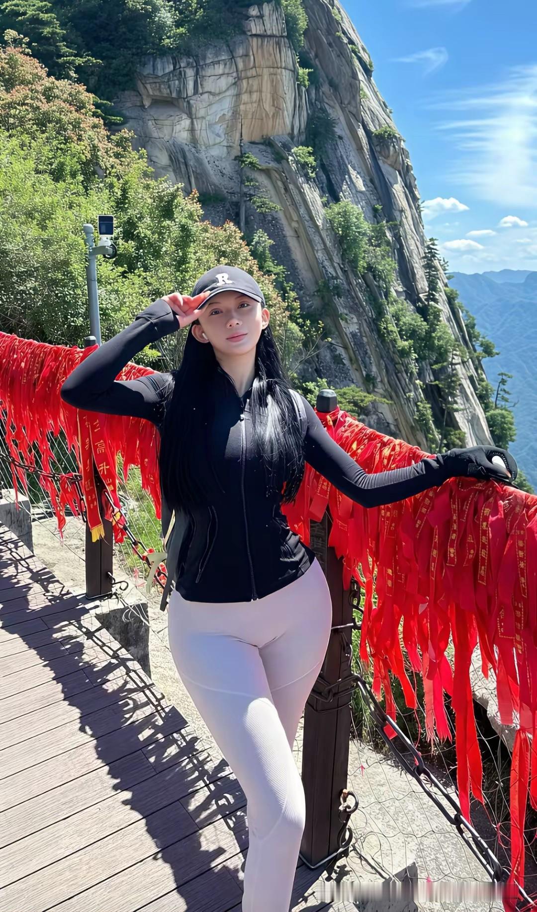 登黄山的女子，身材梨形。