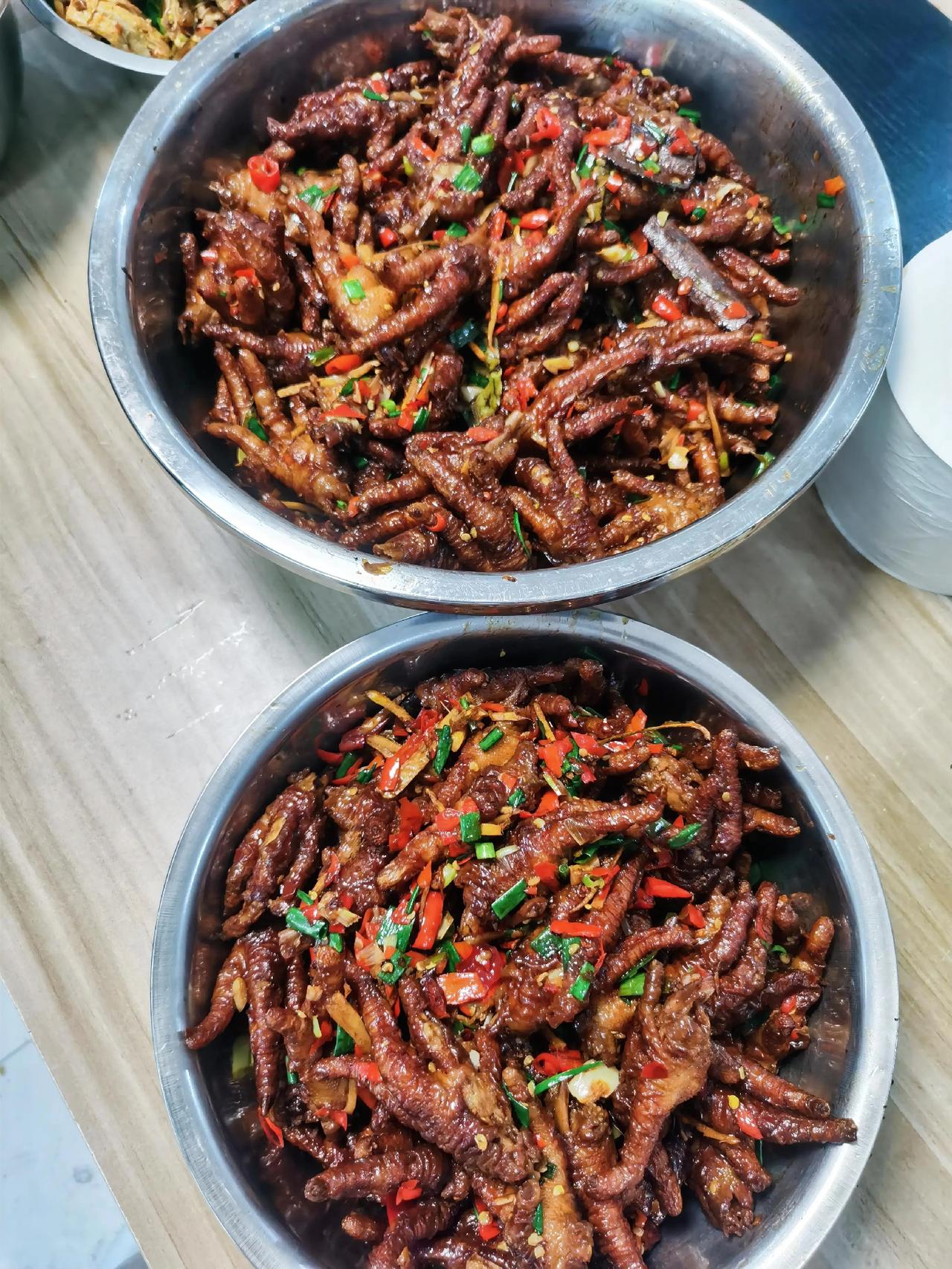 今日食堂家常菜谱：可乐鸡瓜扎菜炒肉炒青菜。每天生活在柴米油盐中，生活琐