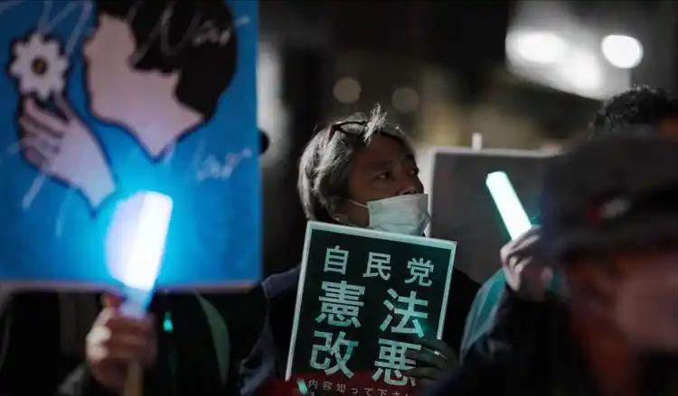 日本大阪街头26日爆发了一场引人关注的抗议集会，日本共产党、社民党等多个在野党联