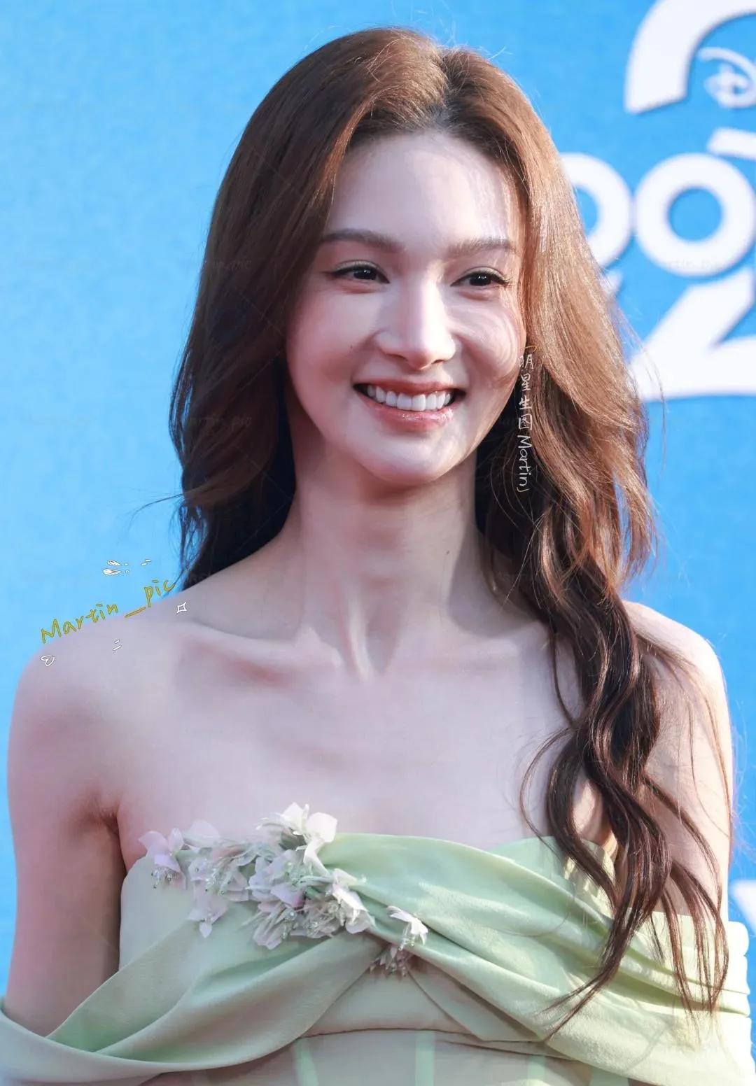 谁看了不说金晨是迪士尼在逃公主！红毯造型美出童话感在迪士尼的红毯上，金晨简