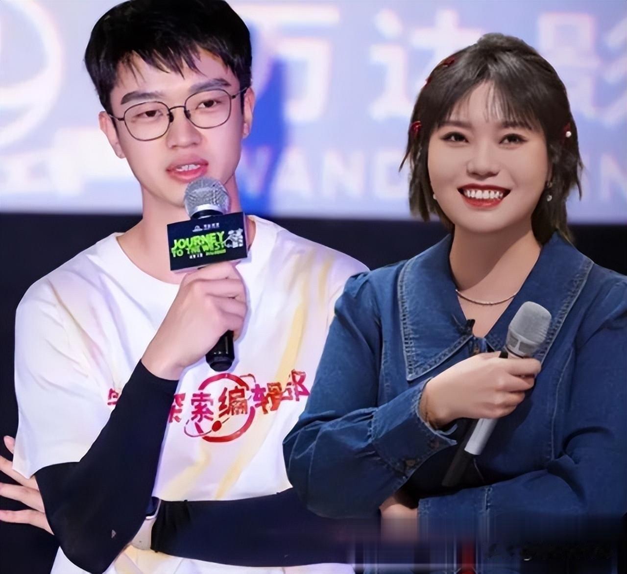 7月27日，李雪琴带男友看毛不易演唱会！看到李雪琴男友正脸时，有被对方的童颜惊