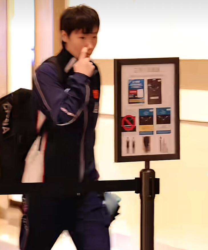 王曼昱不但是国乒伟大球员之一，下班之后还手挠鼻子，周围都是球迷。大家都愿意