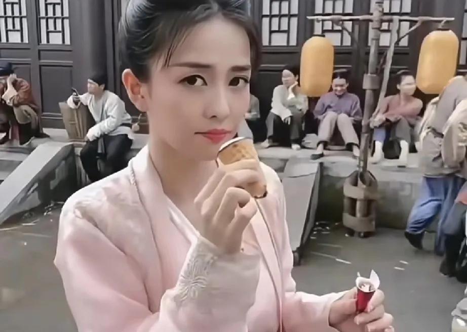 白鹿这么吃雪糕，是为了防止沾到口红吗？真的很大大咧咧了。#白鹿片场#