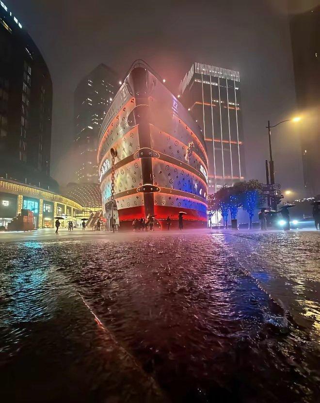 上海这暴雨，让这艘LV大船具象化了