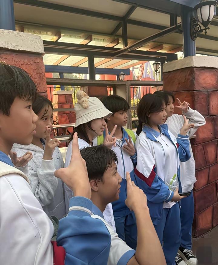 全红婵长隆之行萌翻啦！12月4日全红婵去广州长隆玩，直接开启“人气爆棚”模式