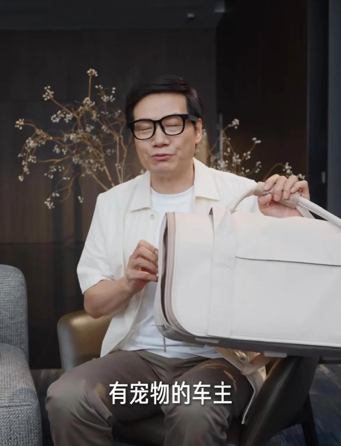 一个高科技企业，雷军不是在研究车规级纸巾盒就是在研究猫包，同样的话术，为了把猫包