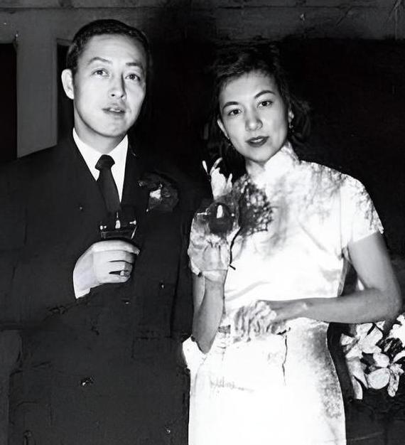 1978年，一位旅居法国30年的餐馆老板刚下飞机，就立马被接入了安保严密的招待所
