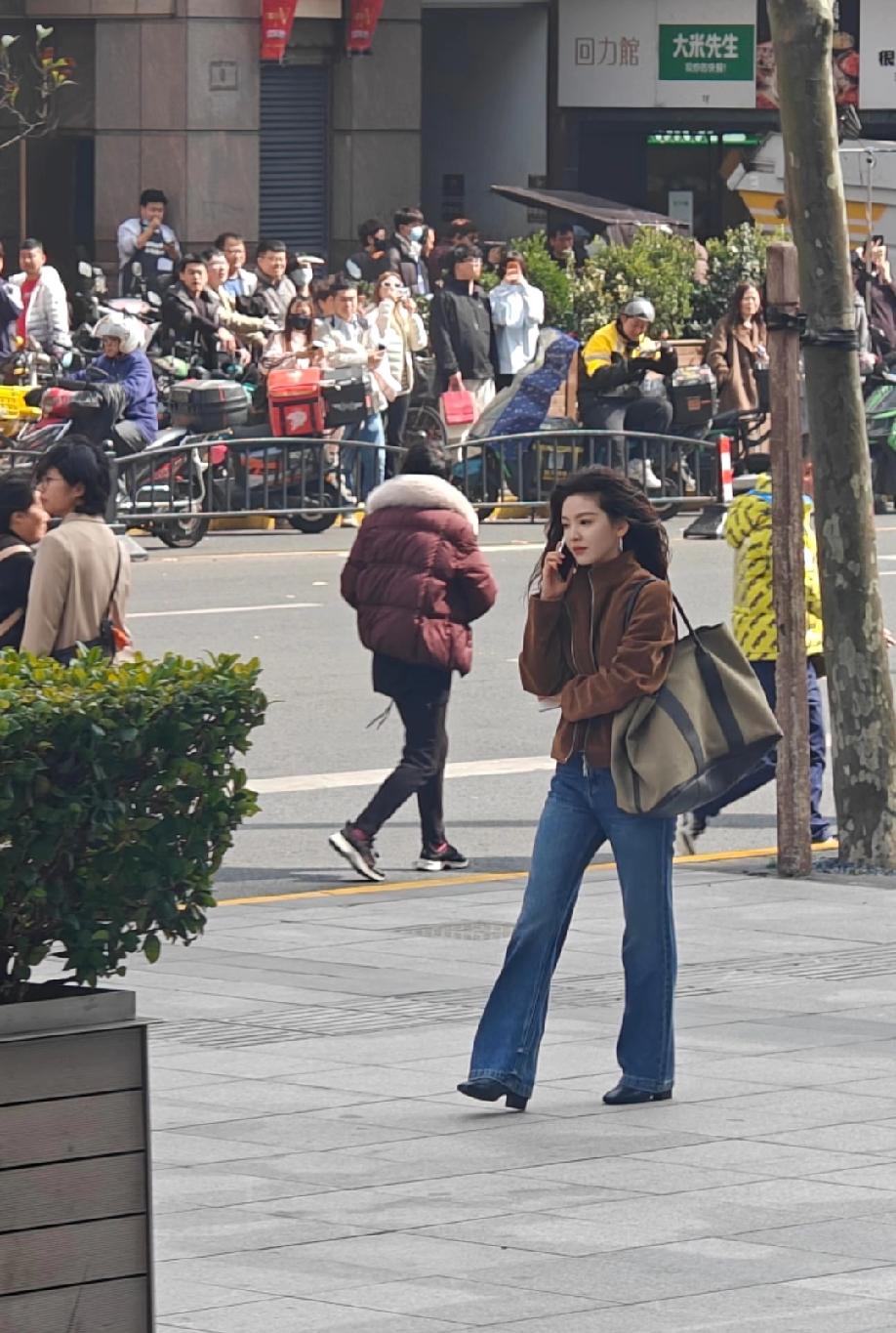网友在上海环贸iapm商场附近偶遇“国民初恋女神”章若楠，视频中的章若楠正边打电