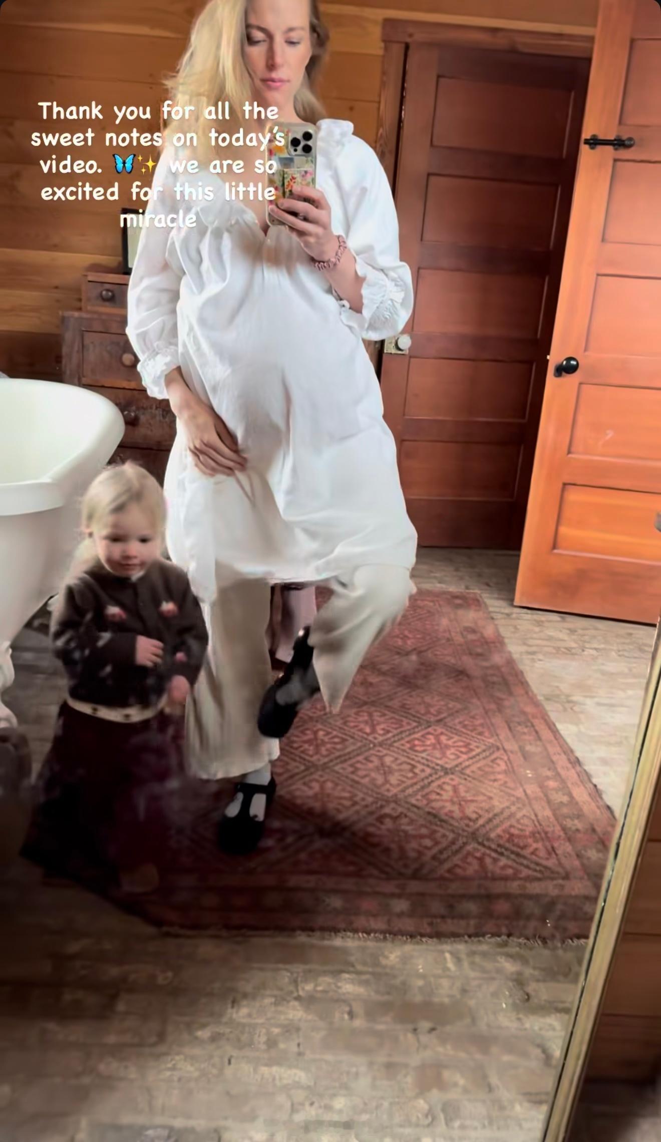 这该是怀孕第九胎了没想到都这么大肚子了….