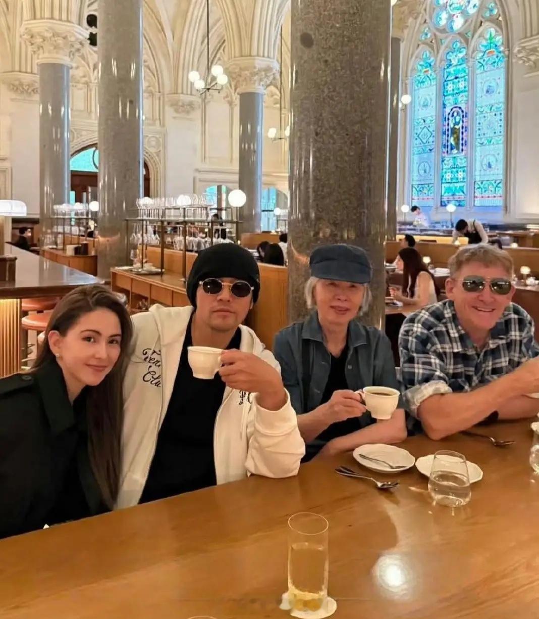 周杰伦和老婆昆凌、妈妈叶惠美、昆凌爸爸一起在澳大利亚餐厅和咖啡，他们好会享受生活