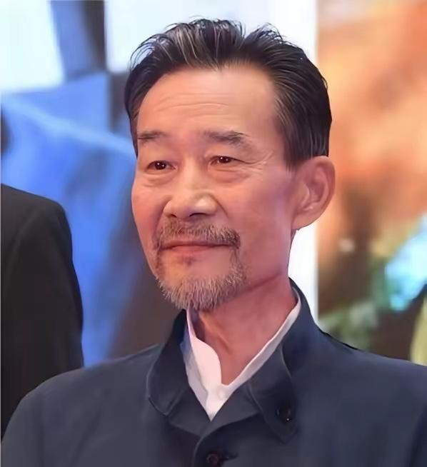 看照片已经72岁的李雪健耳朵完全听不到声音了嗓子也坏掉了，无法正常发声、说