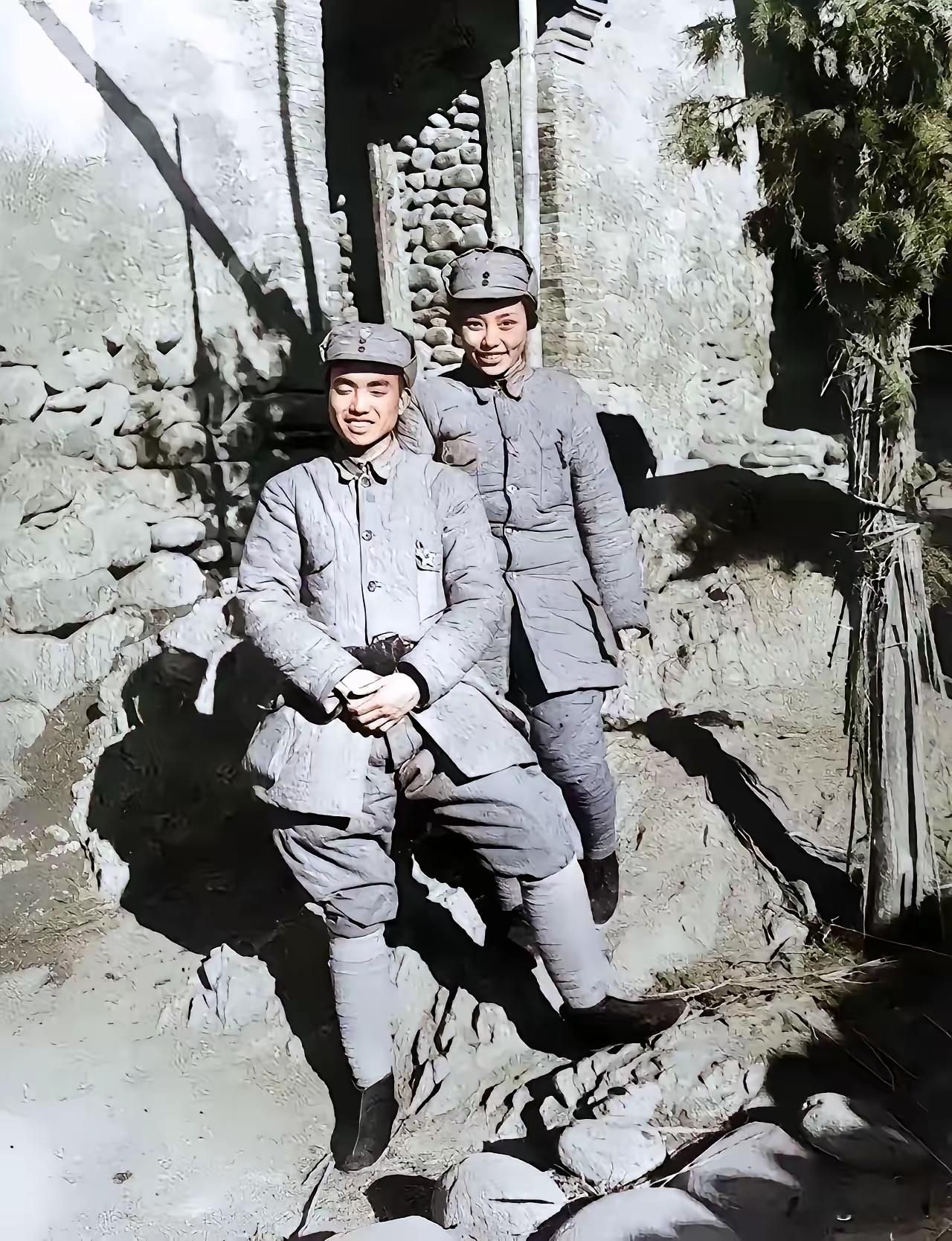 这张照片拍摄于40年代，在陕北低矮的草房前，一对年轻的军官夫妻虽然条件艰苦，看他