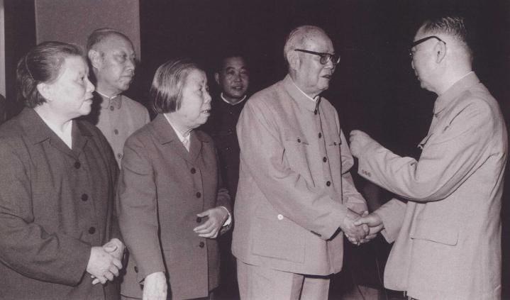 1978年5月19日，在会见原美军观察组访华代表团后，聂荣臻和叶剑英，邓颖超，康