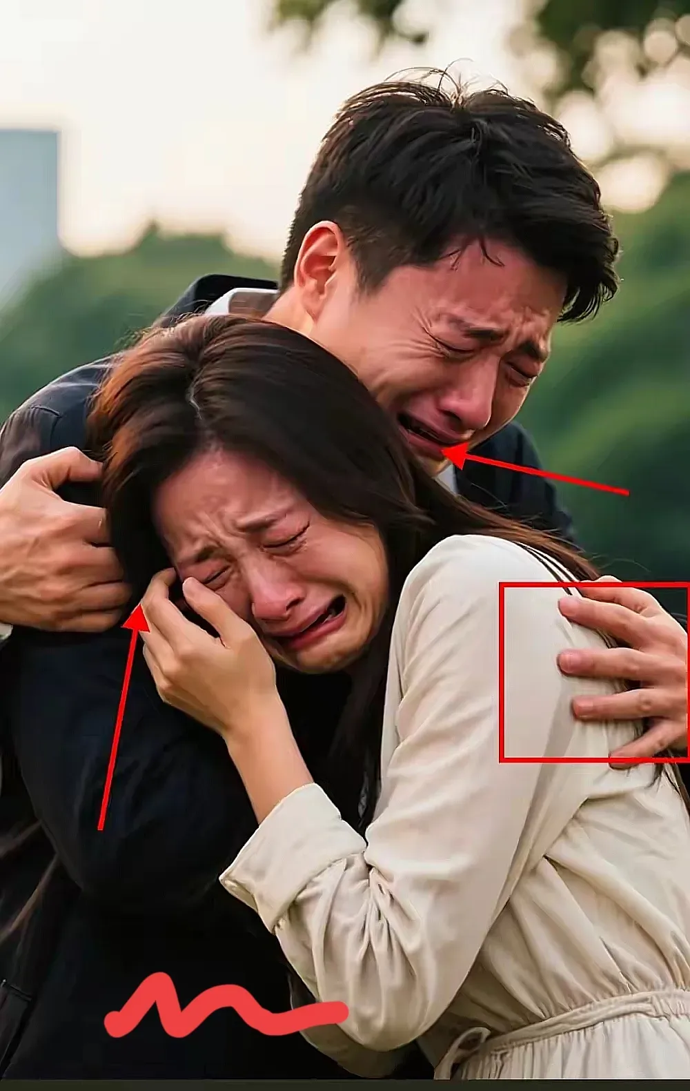 广东街头，一对刚办完离婚手续的夫妻抱头痛哭。女方泣不成声：“不是不爱了，是日子实