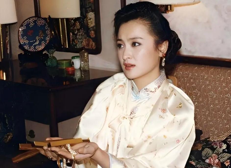 1984年，26岁的最美“苗翠花”恬妞，嫁给印尼富豪叶聪豪。没想到，结婚当晚，叶
