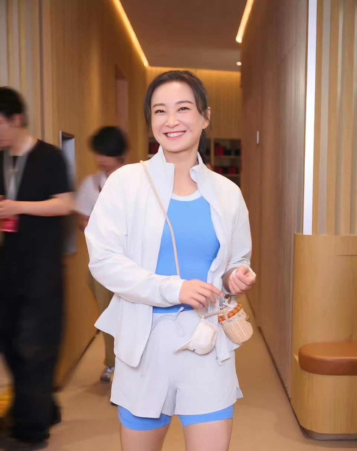 贾玲这100来斤肉：主打一个来过！贾玲最近露面，又被夸“瘦出天际”，“