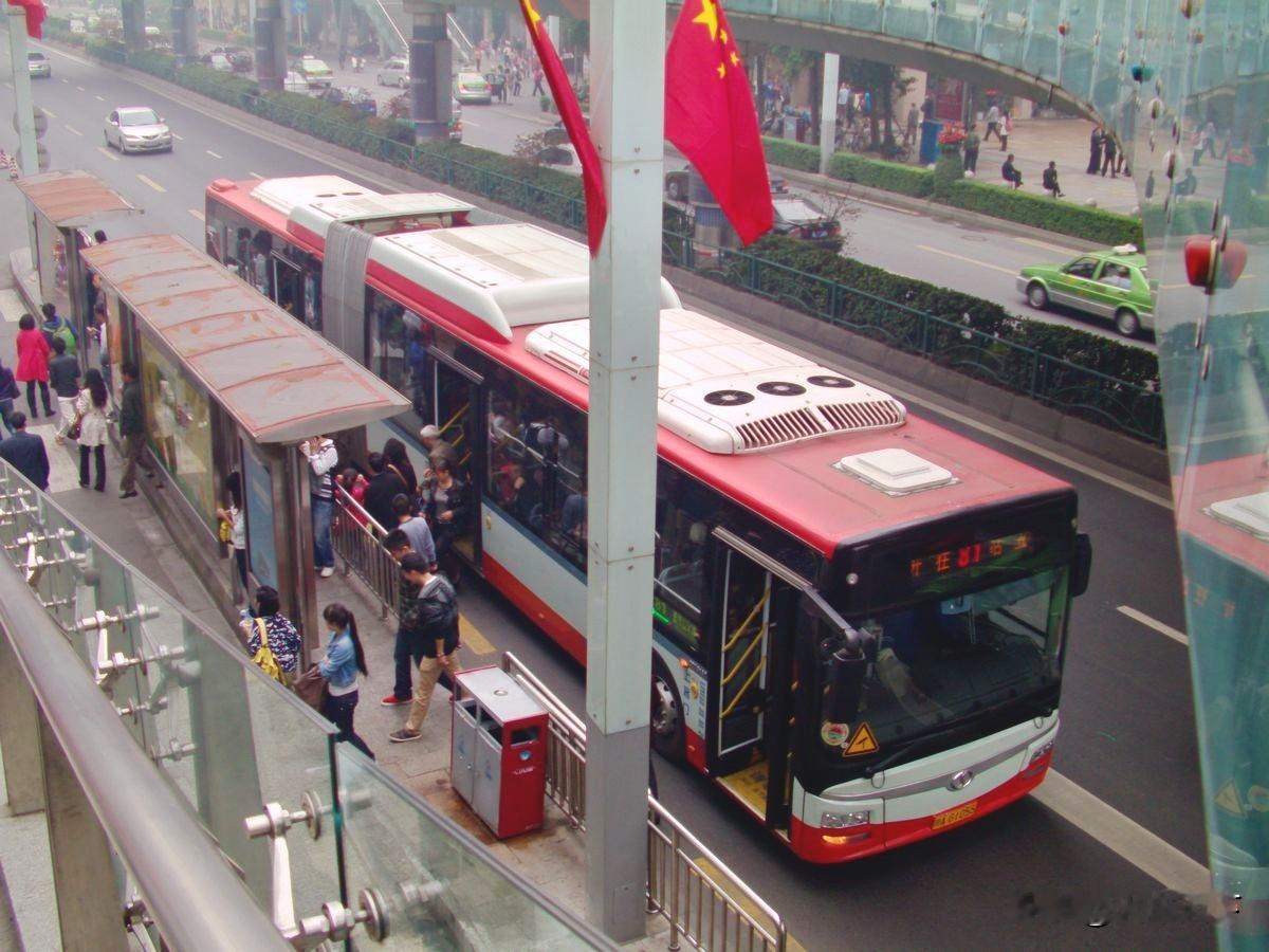 2011年10月拍摄的成都公交81路，这路车运行五桂桥公交站与金沙公交站之间，后