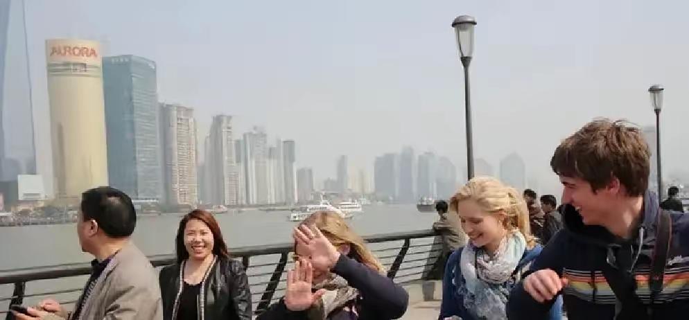 三个老外在上海吃完饭刚抬屁股，老板一声吼把人拦下了。周围食客心里一紧：坏了，这是