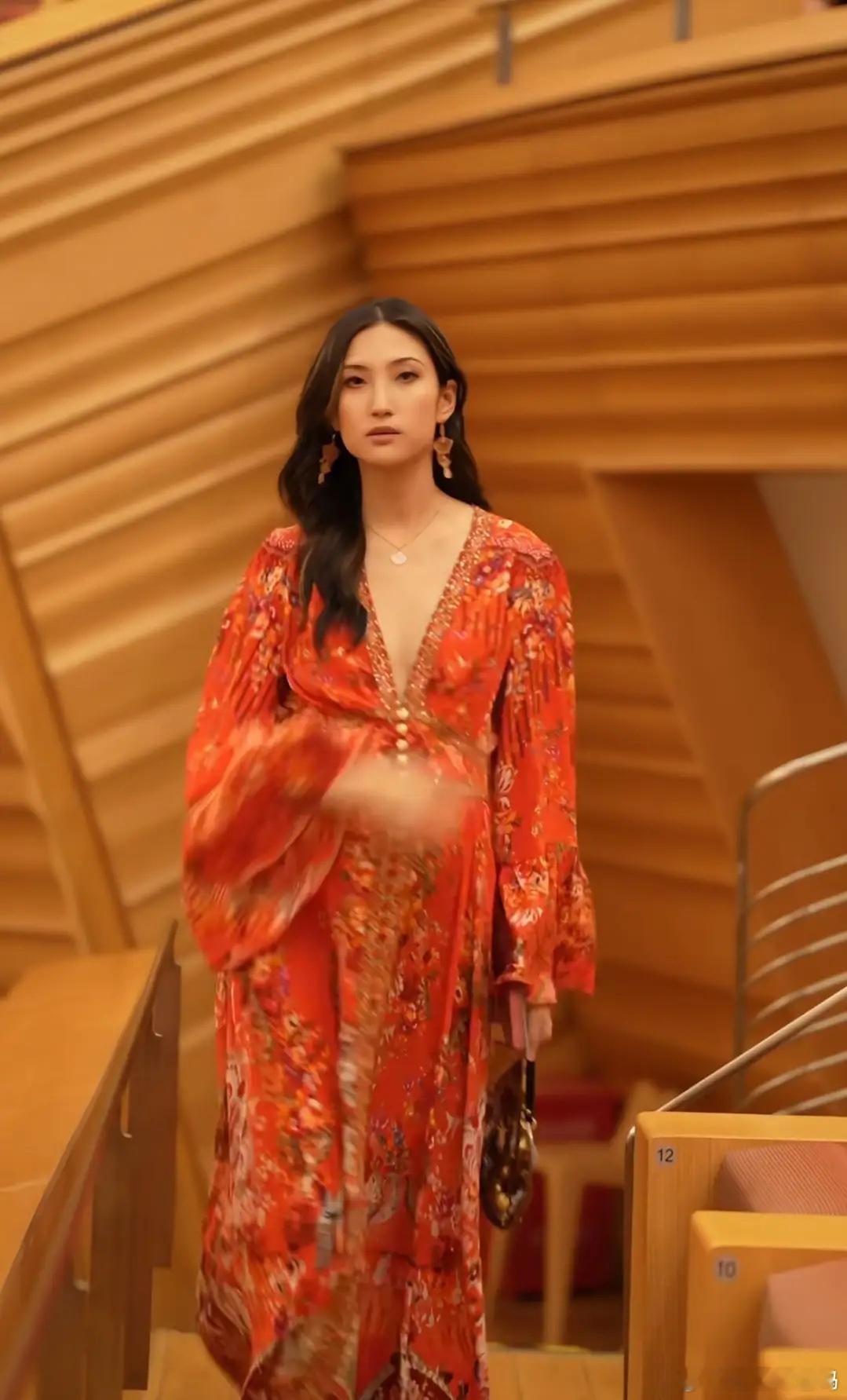 汪雨一家六口公开同框，老婆崔璨孕32周状态好，大女儿又高又漂亮！