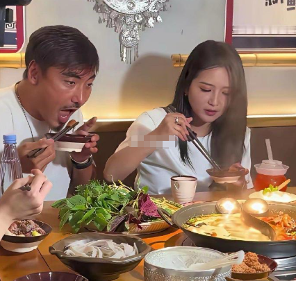 何洁和二婚老公刁磊吃饭被拍。​​​