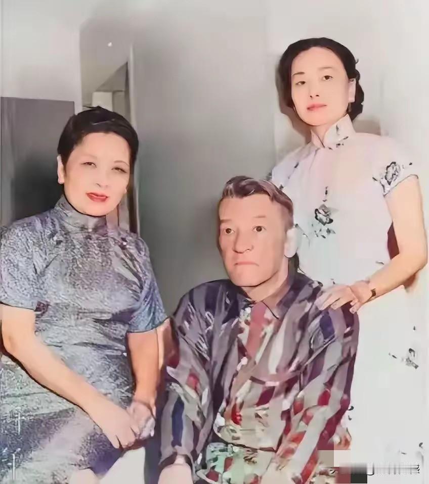 这张照片拍摄于1958年，照片中的三个人，男子就是大名鼎鼎的飞虎队陈纳德将军，女