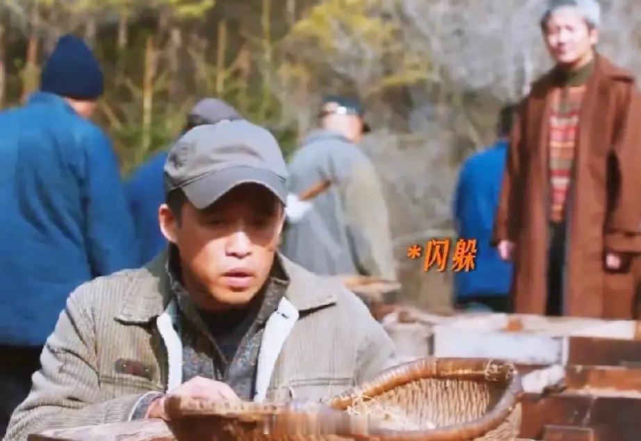 《老舅》崔国明再遇狗肠子、穿着一身灰灰的衣服，见到他还想躲起来跟两人上一次相见大