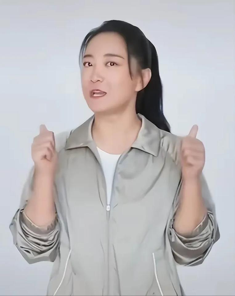 43岁贾玲近照惊艳众人！扎高马尾露出光洁额头，身形纤瘦似女大学生，青春气息扑面而