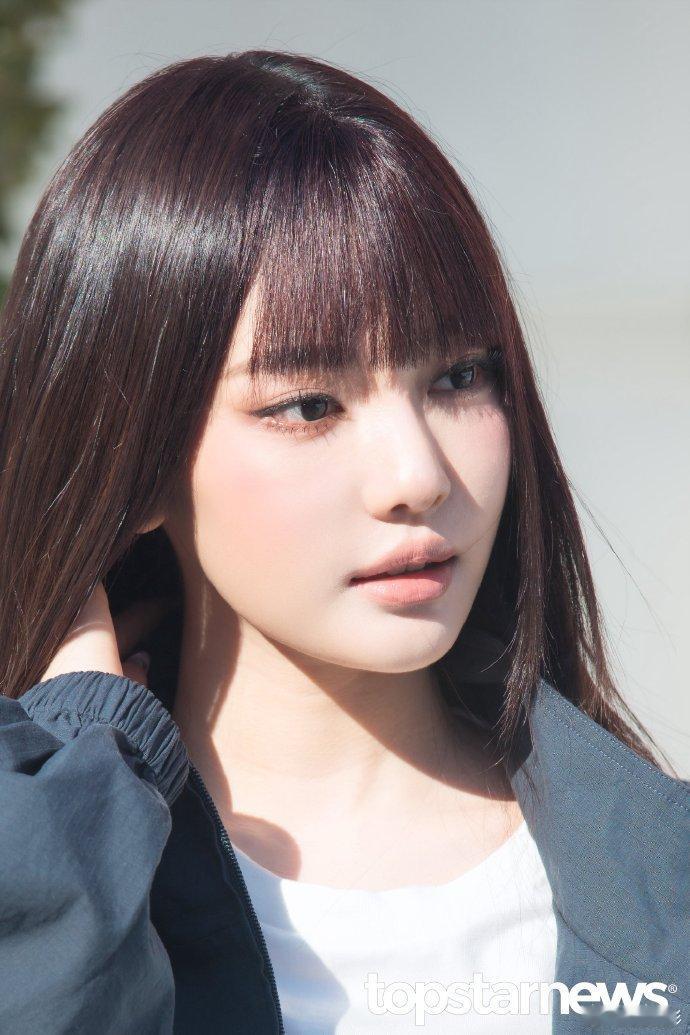 宁艺卓齐刘海又美又飒宁艺卓齐刘海又美又飒，能够感受到咱们的妹宝也是很萌的！齐刘