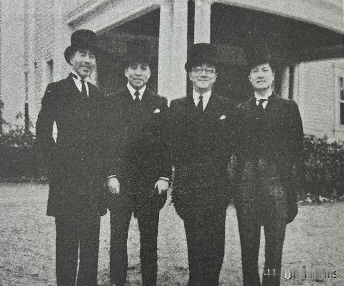 1939年10月，胡适与秘书游建文（右一）、参事刘锴（左二）、陆军武官郭德权（左