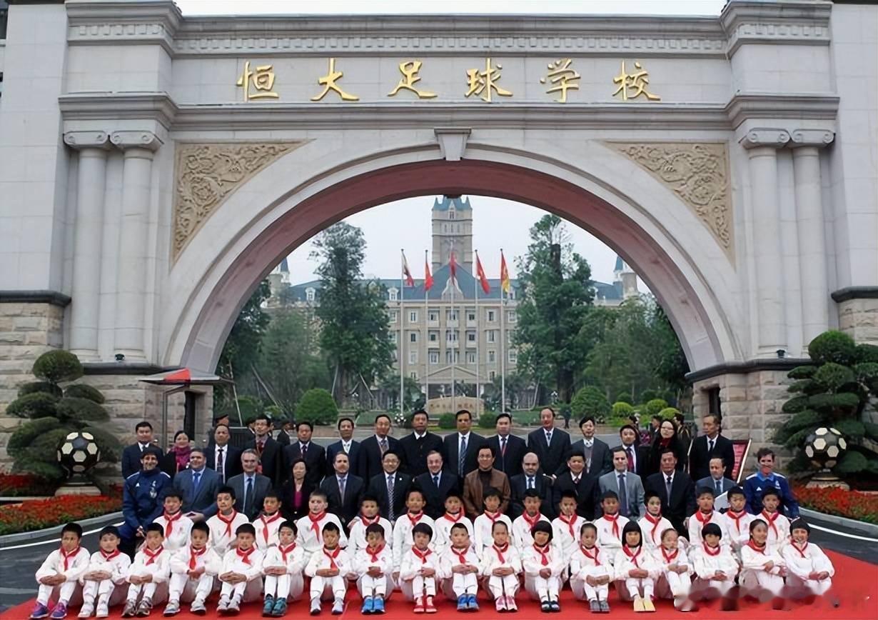 许家印入狱6天后，恒大足校迎来重生：获政府6亿投入刚7-0胜嗨球8月26日，广