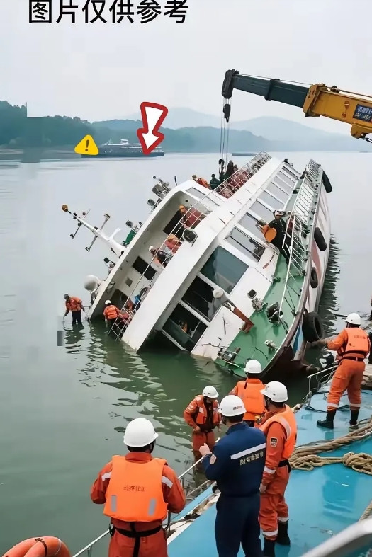生死只在一线间，贵州旅游安全出大事，两游船翻覆，70多人落水，50多人救起，20