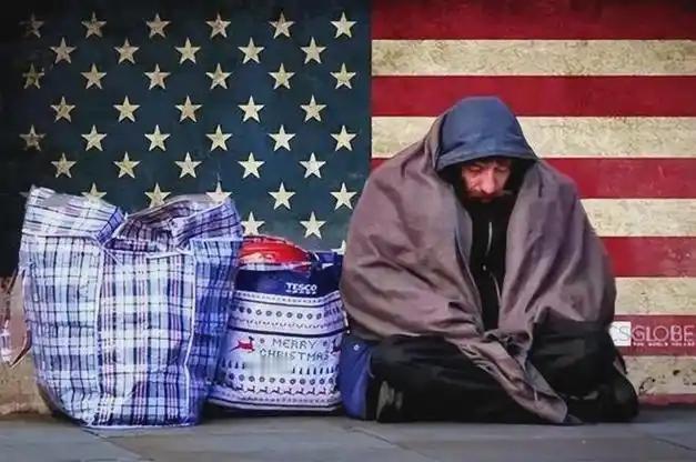 有个问题不懂，美国中产阶级不小心就失去一切，流浪街头，他们的父母兄弟姐妹不管他吗