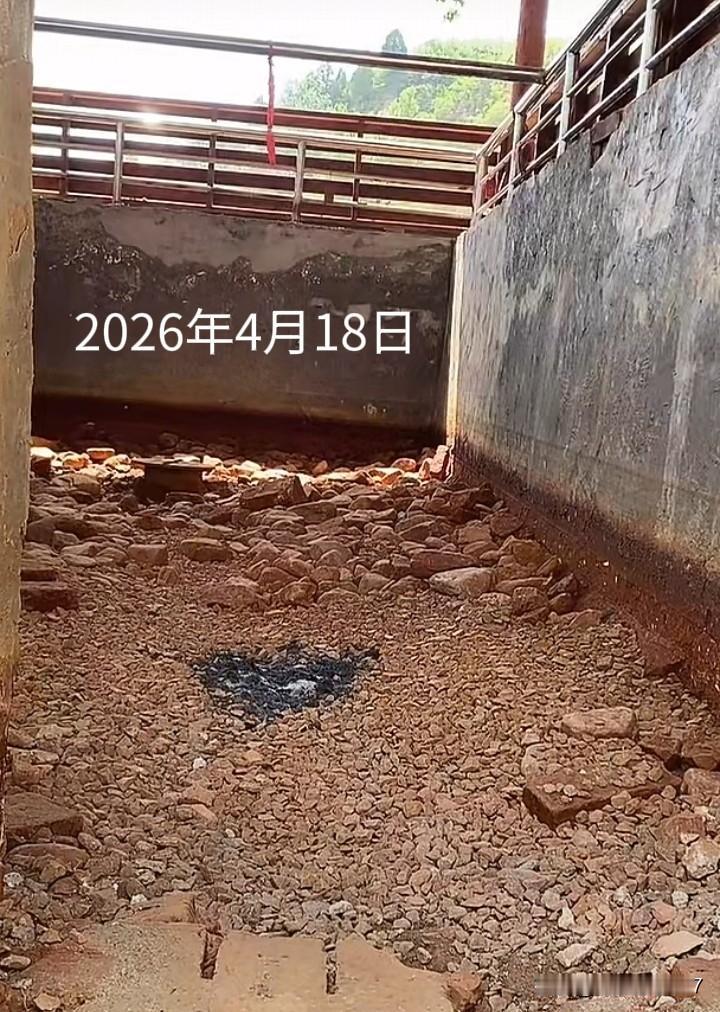 郑州贾鲁河源头的复涌134天小喷泉，已经在昨天（4月17日）正式断流。此前，网