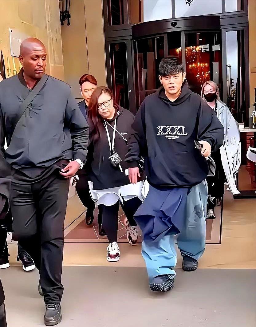 花五万块穿成五五分，图啥？这套备受争议的造型，来自Balenciaga20