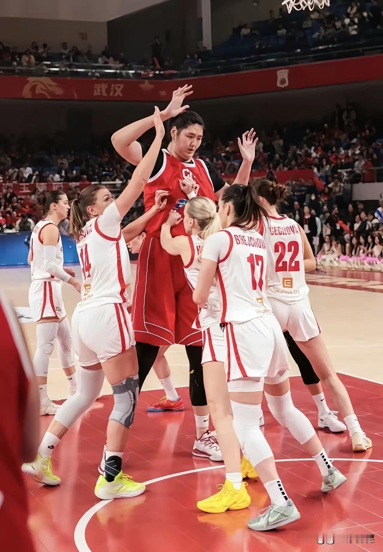 张子宇在场上的牵制力太强了！2026年女篮世界杯，小组赛最后一场中国女篮对阵