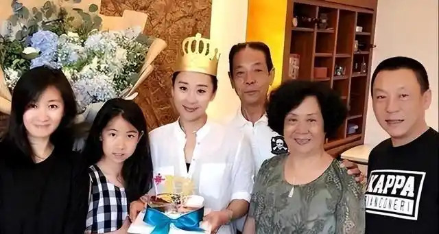 苗圃女儿陈苗雨露近照曝光，12岁身高直逼1米7，嫁大19岁富豪值了